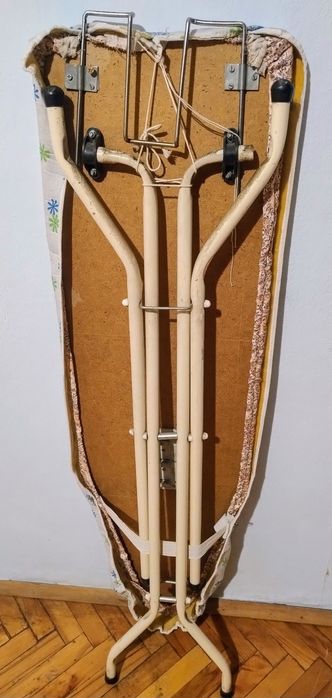 Запазена дъска за гладене с метални тръби и дървен плот от ПДЧ