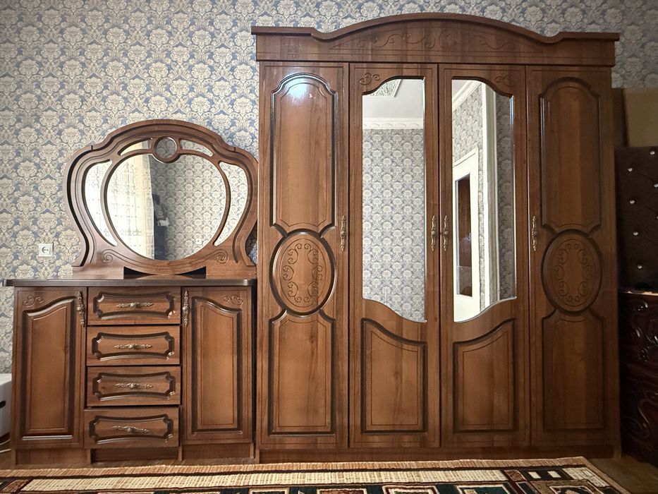 Сервант ( стенка) , шифоньер, трюмо и две тумбочки.