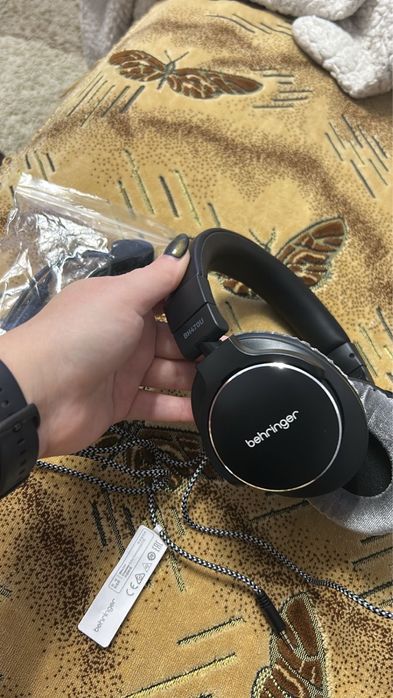 Продам новые наушники BEHRINGER BH470U