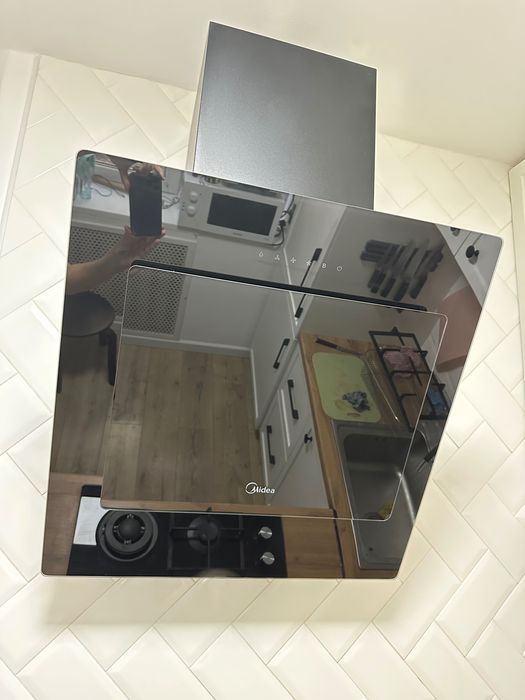 Вытяжка Midea черного цвета