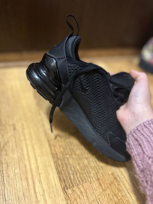 Adidași Nike aproape Noi