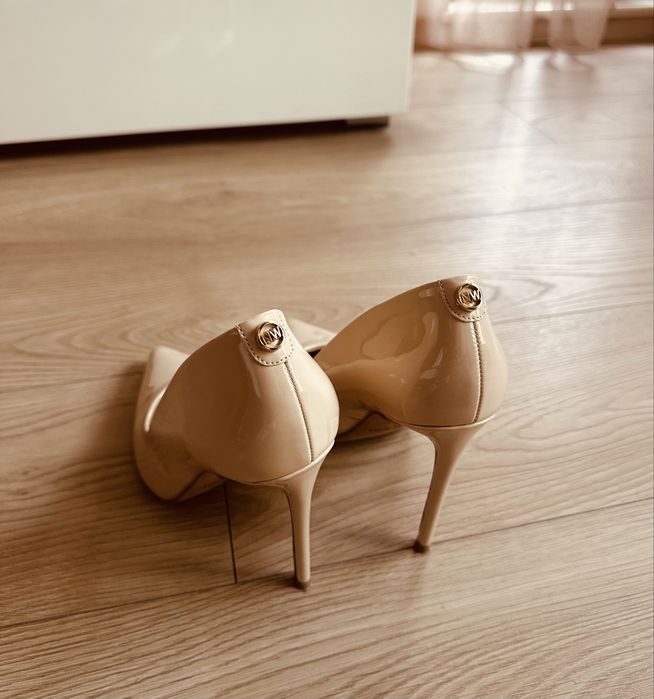 Обувки с ток Nine West