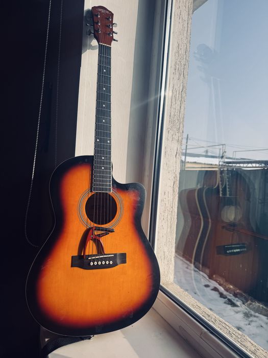 продам акустическую ГИТАРУ