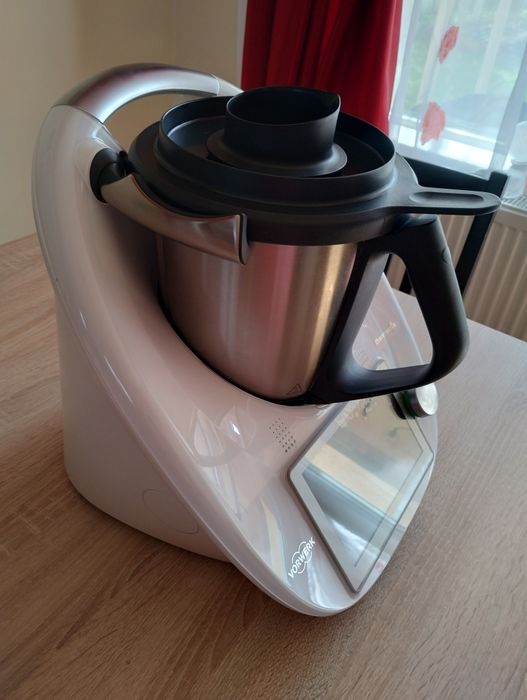 Thermomix cu două boluri și doi fluturi.