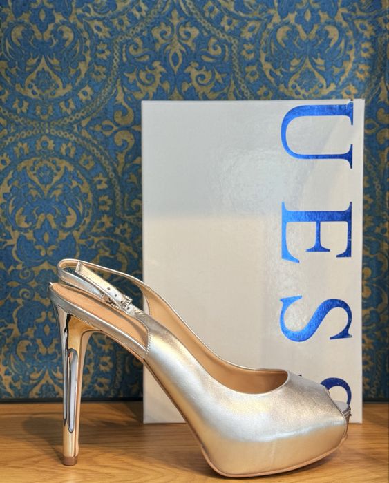 Красиви дамски сандали GUESS