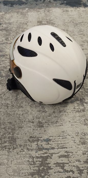 Vând cască testată pentru schi și snowboard