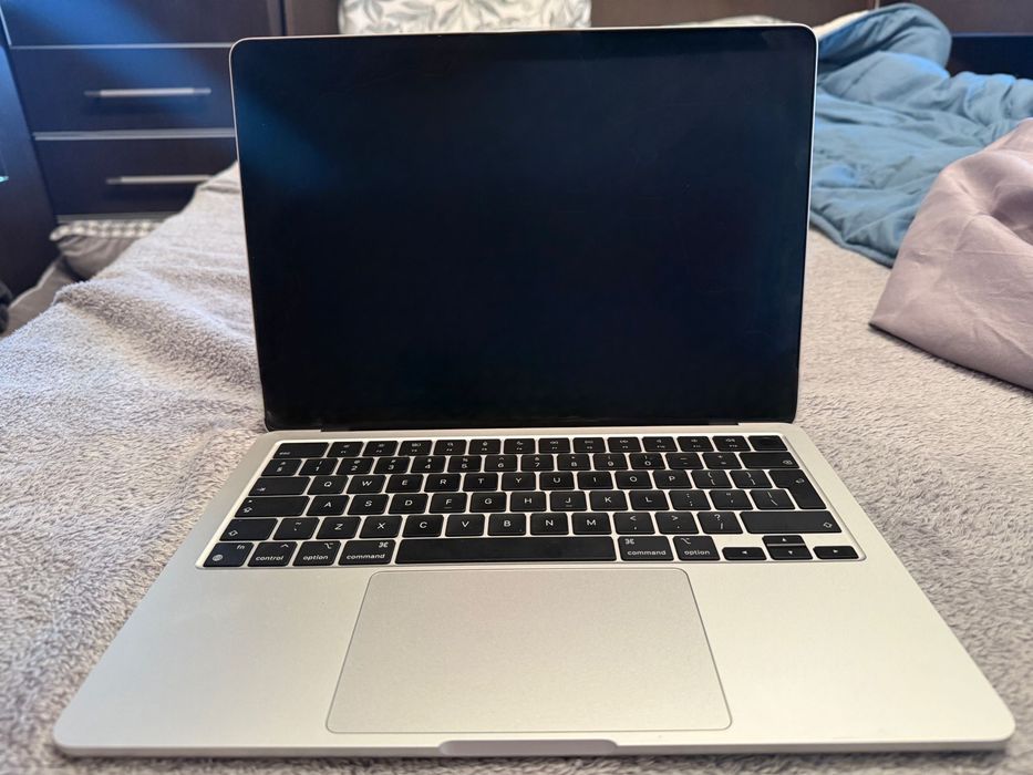 MacBook Air M2 13.6” ca nou, nefolosit, 8GB / 256GB, battery 100%