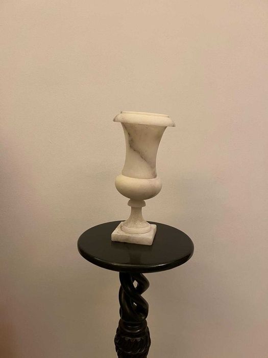 Piesa veche din marmura alba cu intarsii negre bibelouri bibelou