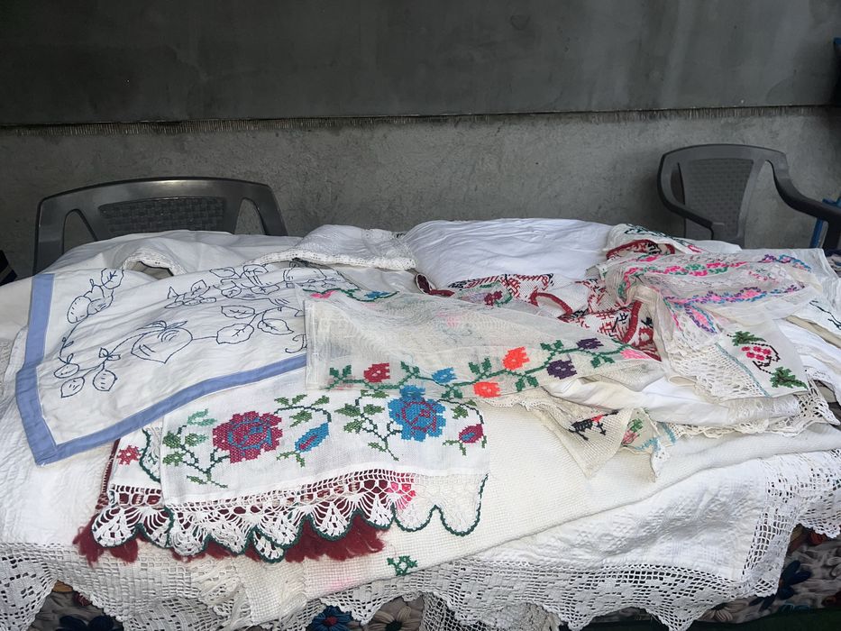Vand fețe de masa,ștergaruri si altele lucruri vechi