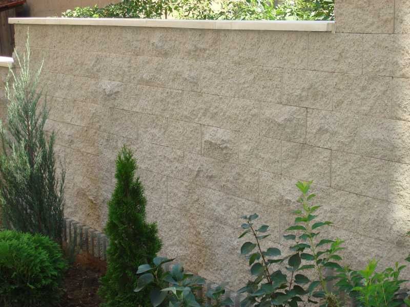 Бетонни / бетонови огради от рустик блокчета имитиращи дялан камък