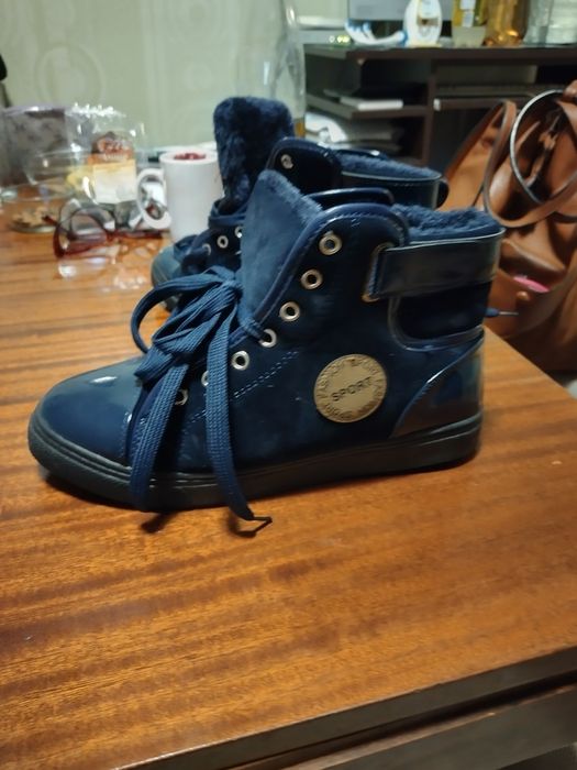 Обувки топли нови .