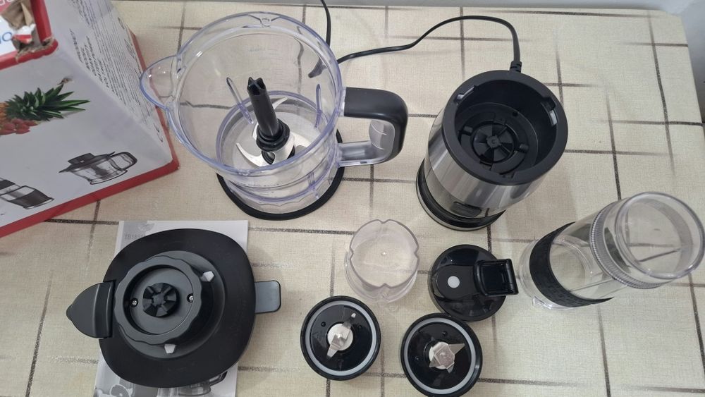 Кухненски Блендер,чопър,кафемелачка,смути,шейкър, мощност 700w