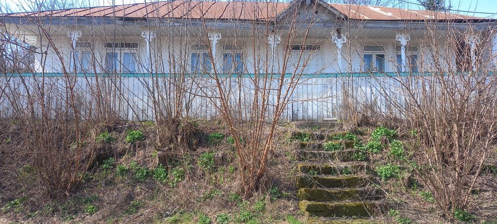 Vand casa +teren aferent 2500 mp