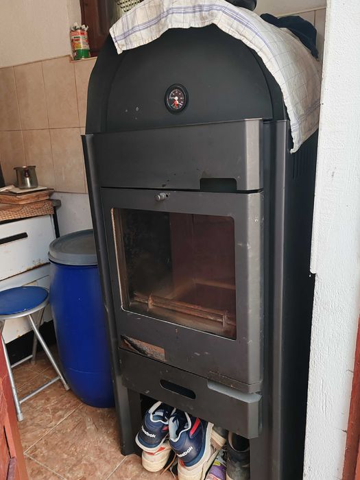Termoșemineu pe lemne ca nou.