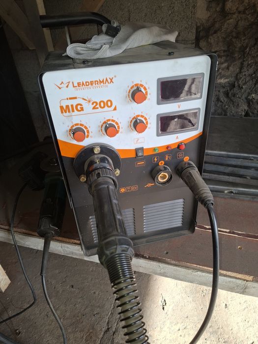 Полуавтомат сварка сотилади