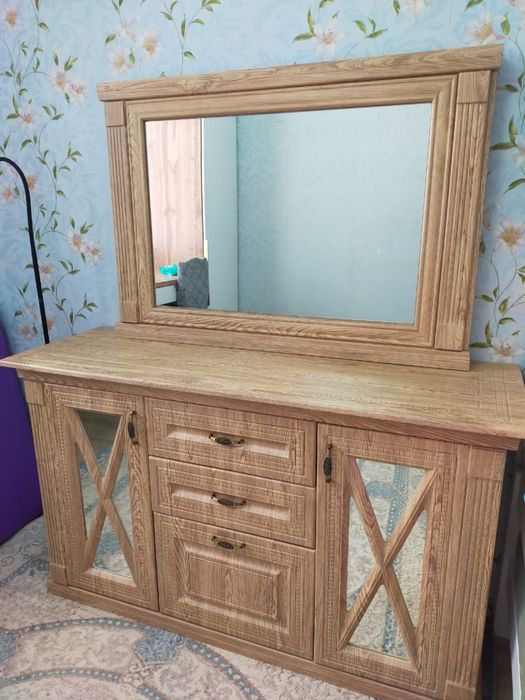 Продам комод с зеркалом