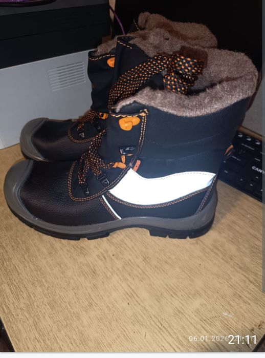 Продам зимние ботинки в двух размерах. 44-45