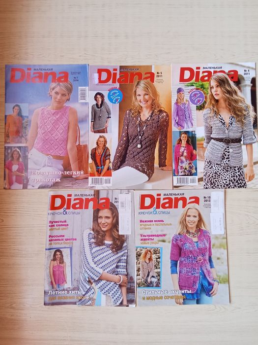 Швейная машинка и журналы мод по шитью и вязанию