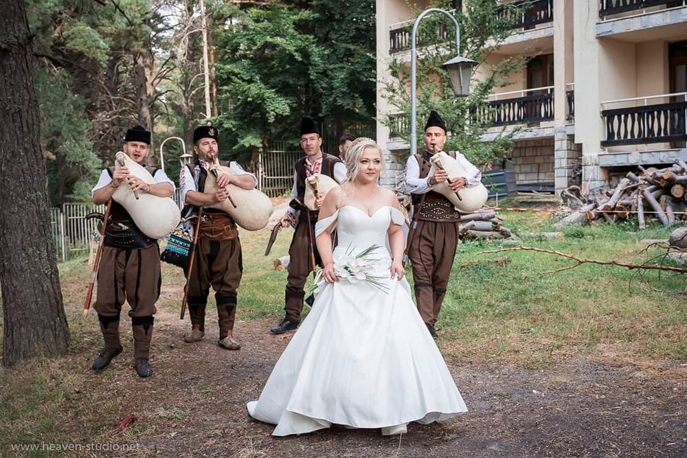 Гайдари/Тъпани/Певица/Певец