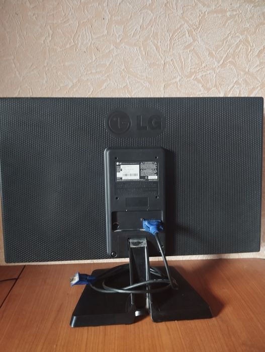 Монитор LG в хорошем состоянии