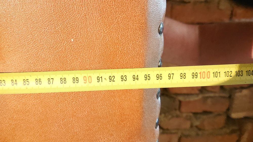 Здрава ,масивна ,тапицирана врата.