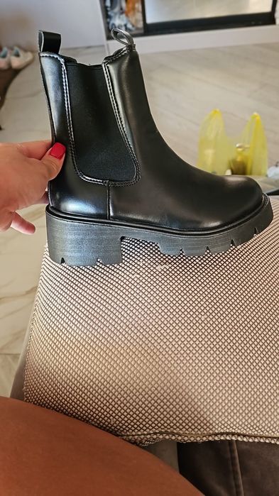 Продам абсолютно новые ботинки челси