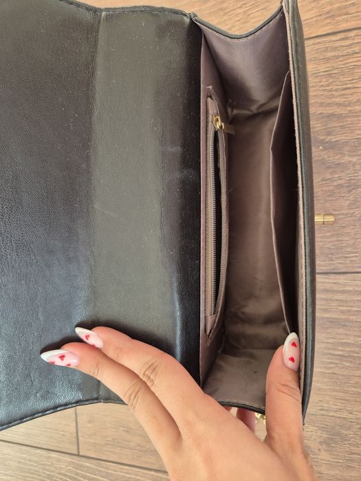 Малка черна чанта