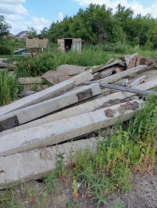 Продам бетонные  столбы, плиты, ригеля,.