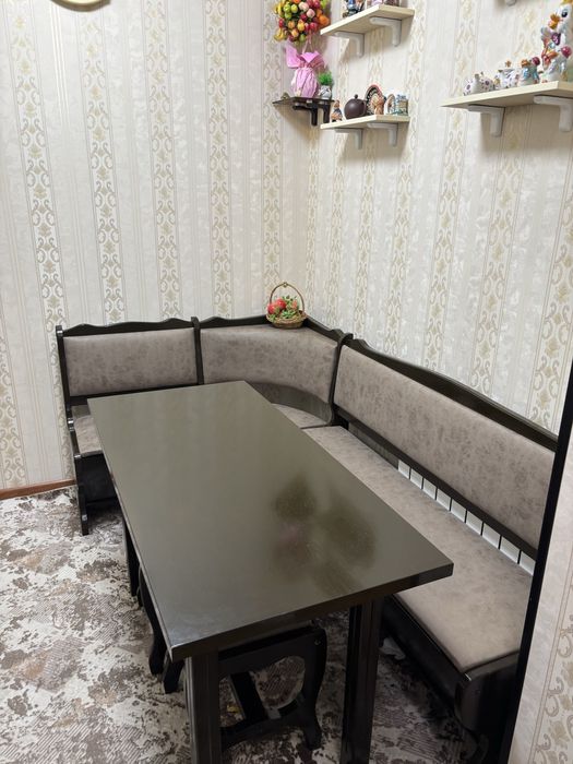 Продается б/у кухонный уголок со столом и стульями