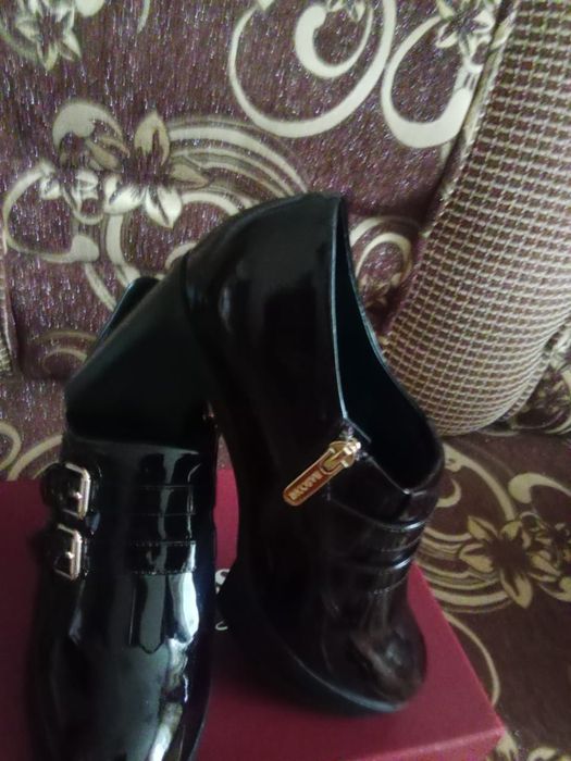 Продам туфли лакированные