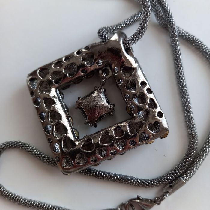 Кулон с камнями под Сваровски