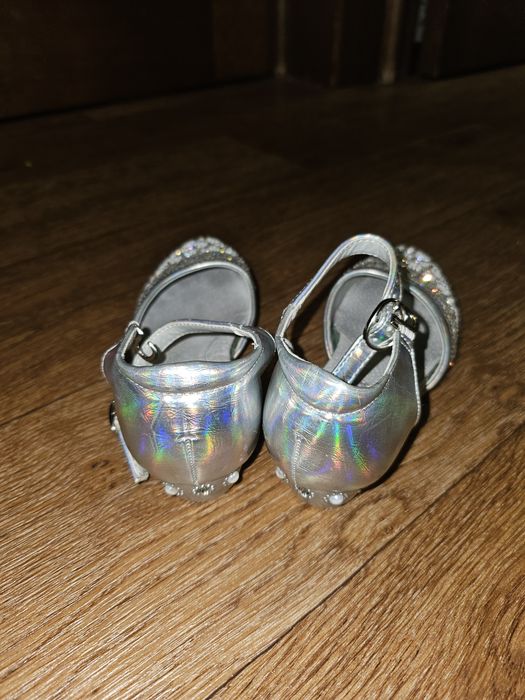 Продам детские туфли