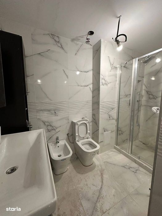 De vanzare apartament cu 3 camere, renovat, zona Restaurantului Bradu