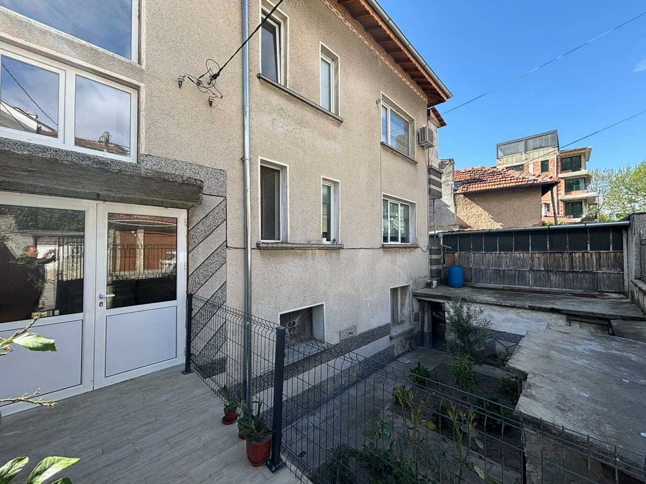 ЕТАЖ от КЪЩА с РЗП 120 кв.м, двор 150 кв.м, град Карлово