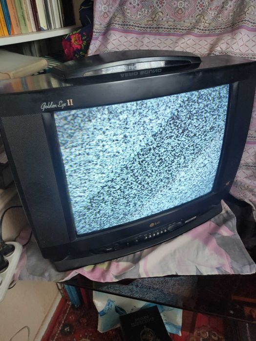 Телевизор lg работает. Очень хорошо показывает