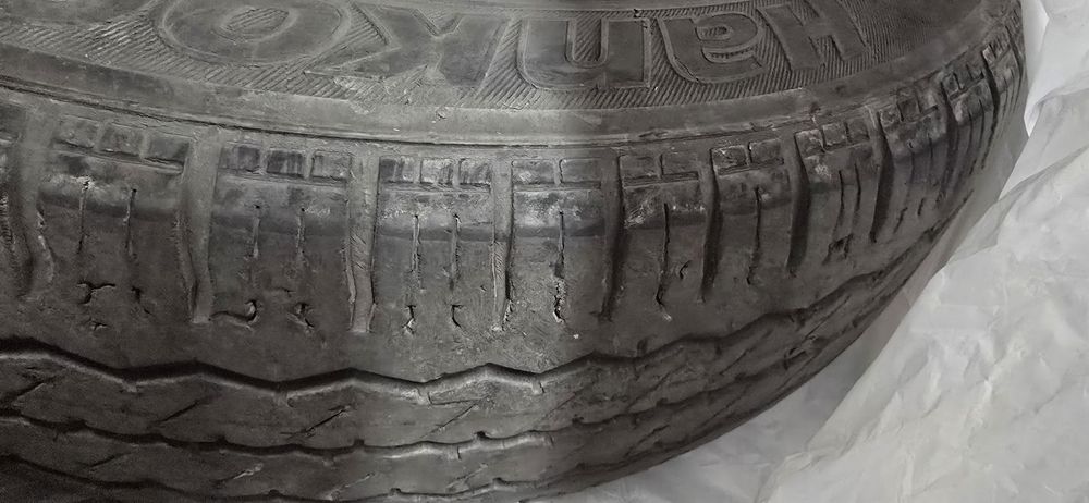 Резина два комплекта 215/70/16.С