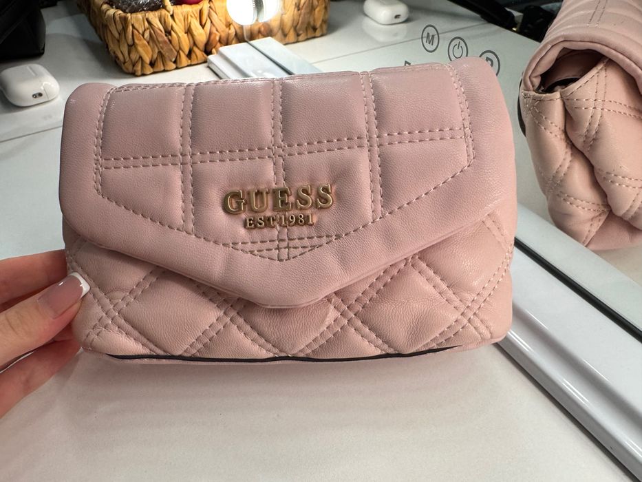 Малка кокетна чантичка Guess