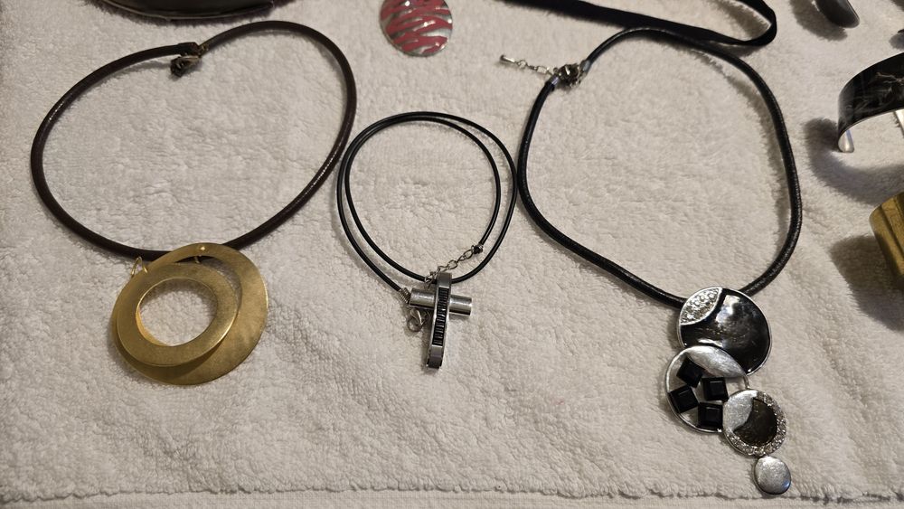 Разнообразие от бижута на цени от 2 до 5 евро за брой.