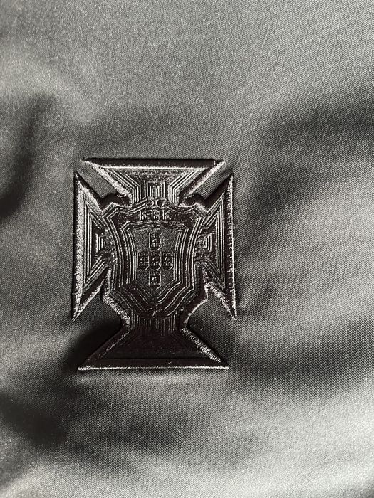 Pantaloni Nike ‘Portugalia’ Slim Fit – ediție limitată, cu etichetă