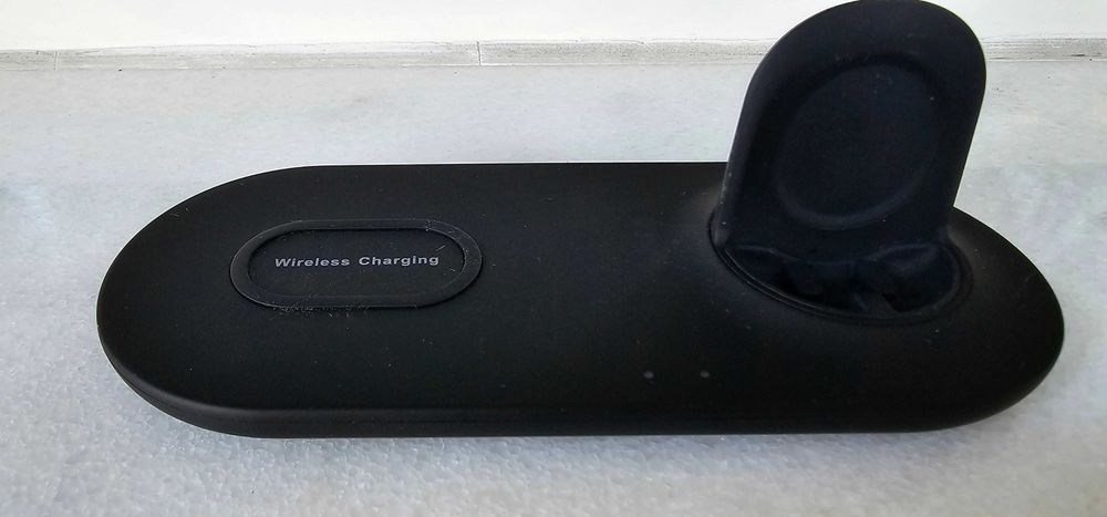 Продавам безжично зарядно за телефон и часовник