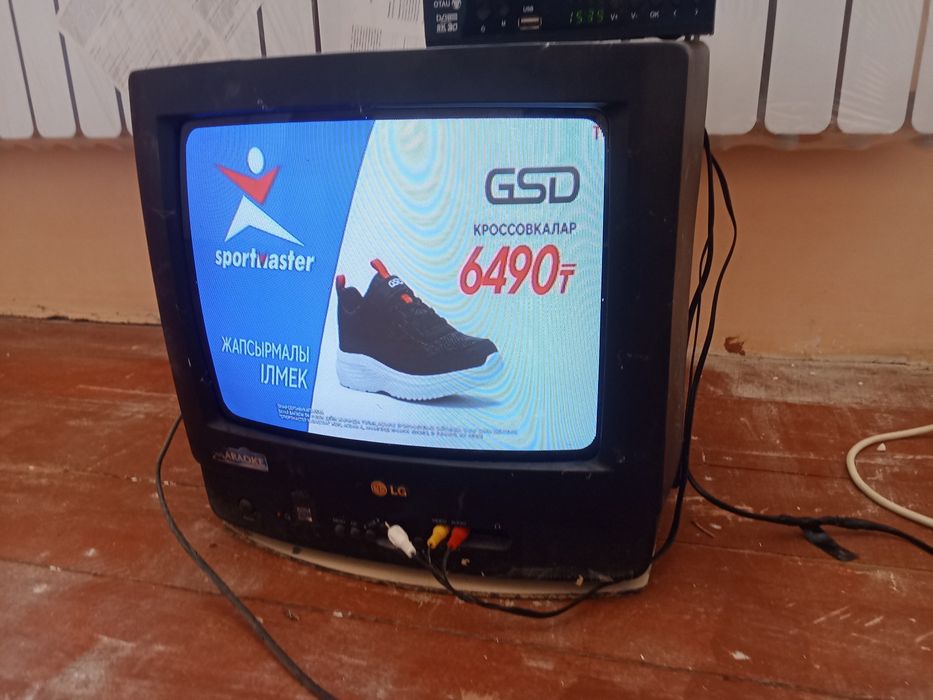 Продам Старый маленький телевизор LG