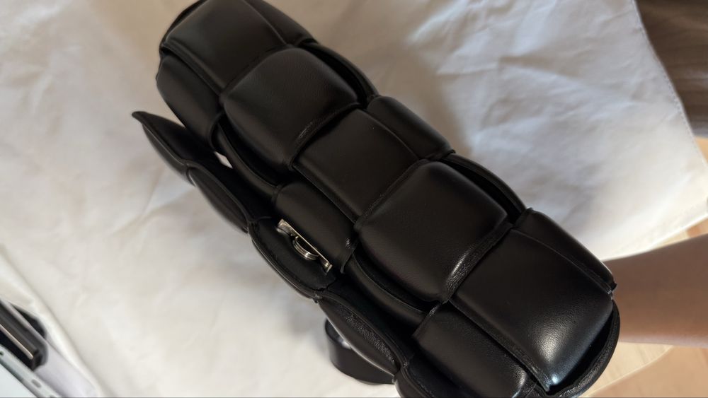 Bottega Veneta Padded Cassette, оригинал
