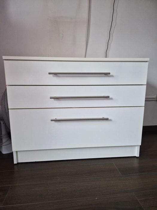 Comoda alba cu sertare