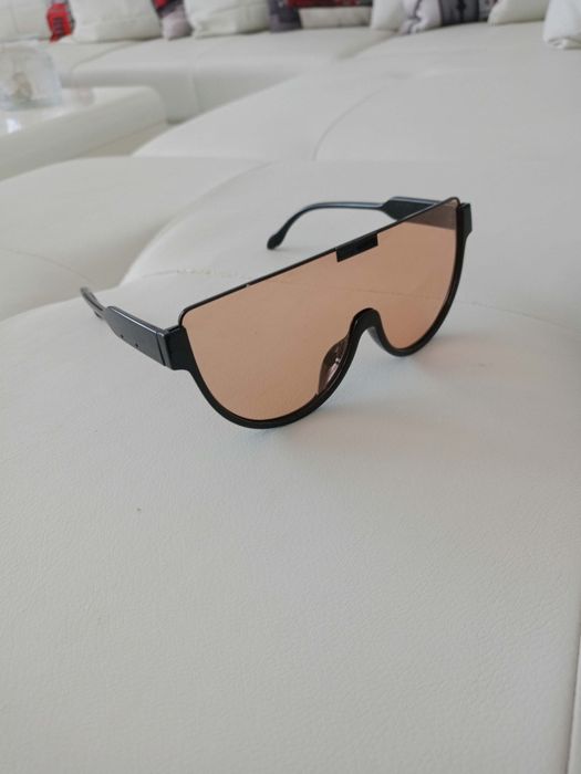 Vând ochelari de soare fashion produs de calitate superioara.