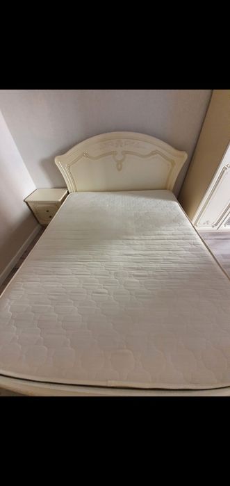 Кровать с матрасом, комод с зеркалом.