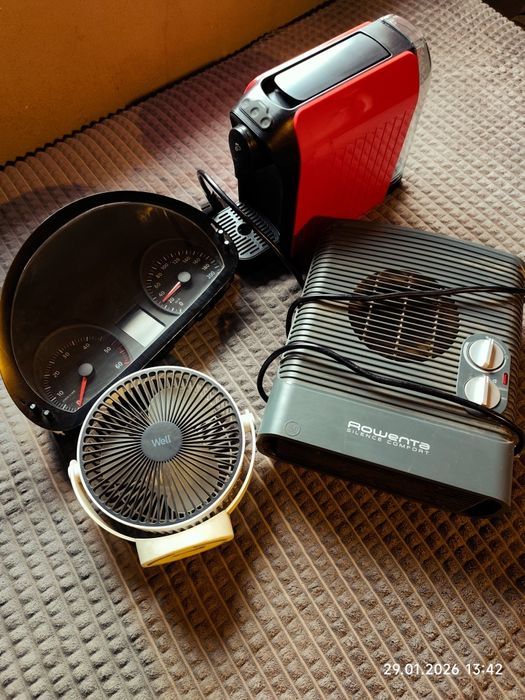 Vând diferite obiecte.