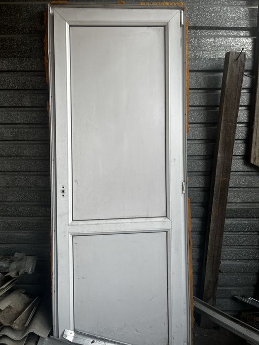 Пластиковая дверь