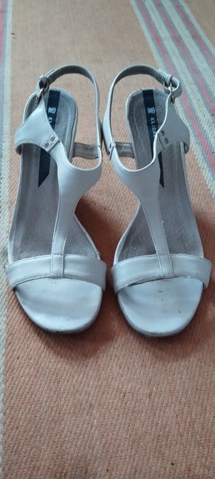 Басаношки на платформе.