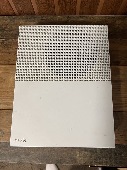 Xbox one s с 2 контролера и 3 игри работи перфектно изпращам с еконт