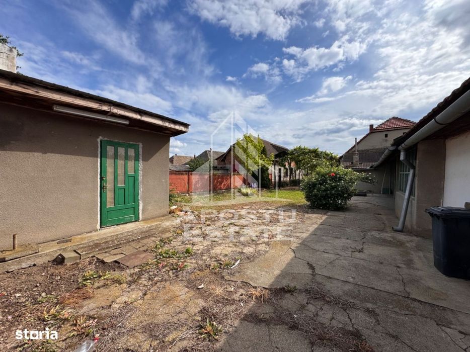 Casa batraneasca + Constructie la rosu, in sat Pesac, judetul Timis
